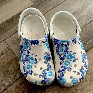 Crocs women size 6. Used.